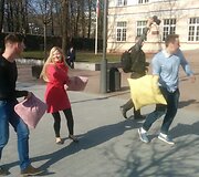 &Scaron;iaulių pėsčiųjų bulvare vyko pagalvių mū&scaron;is