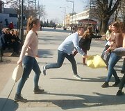 &Scaron;iaulių pėsčiųjų bulvare vyko pagalvių mū&scaron;is