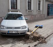 &Scaron;iauliuose vairuotojas su &bdquo;VW Golf&ldquo; taranavo miesto savivaldybę