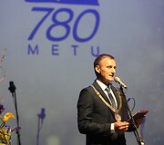 Valdas Adamkus &ndash; Lietuvos respublikos Prezidentas &ndash; nuo &scaron;iol yra ir &Scaron;iaulių miesto garbės pilietis. 
