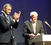Valdas Adamkus &ndash; Lietuvos respublikos Prezidentas &ndash; nuo &scaron;iol yra ir &Scaron;iaulių miesto garbės pilietis. 