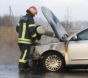 Netoli Galvės ežero sankryžoje užsiliepsnojo &bdquo;VW Passat&ldquo;