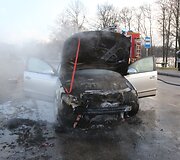 Netoli Galvės ežero sankryžoje užsiliepsnojo &bdquo;VW Passat&ldquo;