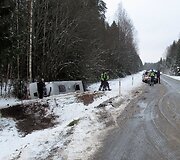 &Scaron;iaulių rajone nuo kelio nuvažiavo mar&scaron;rutinis autobusiukas, yra sužeistų žmonių