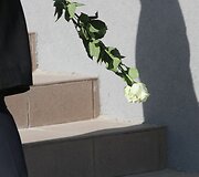 Raudanti Plungė gedulą puo&scaron;ia baltų rožių žiedais