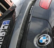 Prie Joni&scaron;kio nuo kelio nuvirto autovežis su &scaron;e&scaron;iais brangiais automobiliais