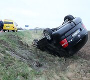 Prie Joni&scaron;kio nuo kelio nulėkė ir vertėsi dviratininko &bdquo;pabaidytas&ldquo; automobilis