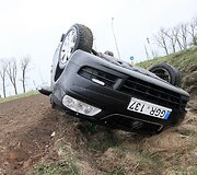 Prie Joni&scaron;kio nuo kelio nulėkė ir vertėsi dviratininko &bdquo;pabaidytas&ldquo; automobilis