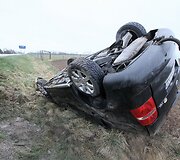 Prie Joni&scaron;kio nuo kelio nulėkė ir vertėsi dviratininko &bdquo;pabaidytas&ldquo; automobilis