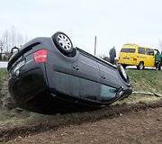 Prie Joni&scaron;kio nuo kelio nulėkė ir vertėsi dviratininko &bdquo;pabaidytas&ldquo; automobilis