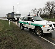 Prie Joni&scaron;kio nuo kelio nulėkė ir vertėsi dviratininko &bdquo;pabaidytas&ldquo; automobilis