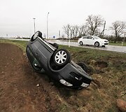 Prie Joni&scaron;kio nuo kelio nulėkė ir vertėsi dviratininko &bdquo;pabaidytas&ldquo; automobilis