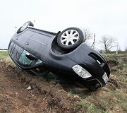 Prie Joni&scaron;kio nuo kelio nulėkė ir vertėsi dviratininko &bdquo;pabaidytas&ldquo; automobilis