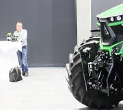 Naujausioje gamykloje voki&scaron;kas traktorius gimsta per 960 minučių