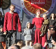 &Scaron;iauliuose &bdquo;Saulės žiedo&ldquo; festivalis vainikuotas ode tautiniam kostiumui