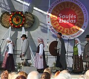 &Scaron;iauliuose &bdquo;Saulės žiedo&ldquo; festivalis vainikuotas ode tautiniam kostiumui