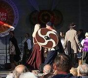 &Scaron;iauliuose &bdquo;Saulės žiedo&ldquo; festivalis vainikuotas ode tautiniam kostiumui