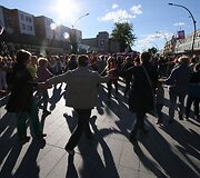 &Scaron;iauliuose &bdquo;Saulės žiedo&ldquo; festivalis vainikuotas ode tautiniam kostiumui