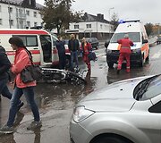 Jonavos miesto centre &ndash; avarija, sužeistas motociklininkas