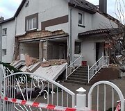 Sprogimo suniokotas namas