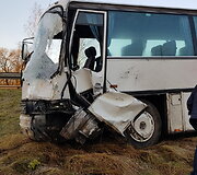 Netoli Kur&scaron;ėnų susidūrė autobusas ir mikroautobusas