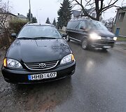 Pavojingos gatvės be &scaron;aligatvių