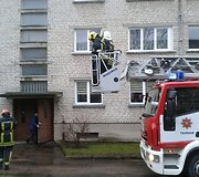 Tauragėje ugniagesiai penktame auk&scaron;te gelbėjo insulto i&scaron;tiktą moterį