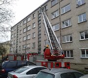 Tauragėje ugniagesiai penktame auk&scaron;te gelbėjo insulto i&scaron;tiktą moterį