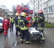 Tauragėje ugniagesiai penktame auk&scaron;te gelbėjo insulto i&scaron;tiktą moterį