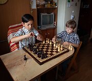 Vaikai žaidžia virtuvėje