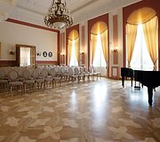 Plungės Žemaičių dailės muziejuje kabo 6 metrų ilgio užuolaidos