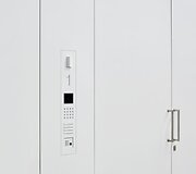 Telefonspynė namo eksterjere.