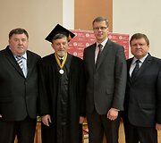 LSU Garbės daktaro regalijos įteiktos treneriui A.Kosauskui