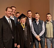 LSU Garbės daktaro regalijos įteiktos treneriui A.Kosauskui