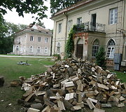Raudondvario parke daugiabučiuose gyvenančių žmonių žiemai ruo&scaron;iamos malkos