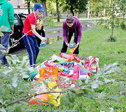 Kauno rajone jaunimas rinko maistą beglobiams gyvūnams