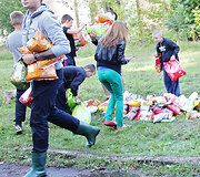 Kauno rajone jaunimas rinko maistą beglobiams gyvūnams