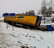 Netoli Panevėžio nuo kelio nuvažiavo vilkikas