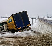 Netoli Panevėžio nuo kelio nuvažiavo vilkikas