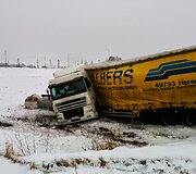 Netoli Panevėžio nuo kelio nuvažiavo vilkikas