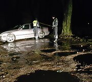 &Scaron;alia Pagėgių į medį trenkėsi BMW