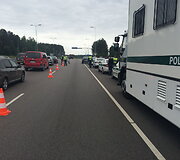 Vakariniame Vilniaus aplinkkelyje buvo stabdomas eismas ir tikrinamos transporto priemonės