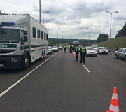 Vakariniame Vilniaus aplinkkelyje buvo stabdomas eismas ir tikrinamos transporto priemonės
