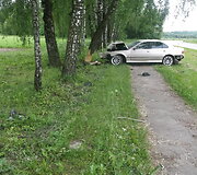Paryčiais Ukmergėje girto jaunuolio BMW rėžėsi į medį