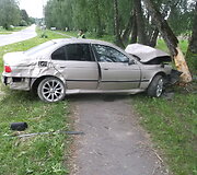 Paryčiais Ukmergėje girto jaunuolio BMW rėžėsi į medį