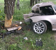 Paryčiais Ukmergėje girto jaunuolio BMW rėžėsi į medį