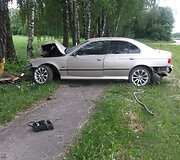 Paryčiais Ukmergėje girto jaunuolio BMW rėžėsi į medį