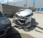 Įvykio vietoje. Sudaužytas &bdquo;Peugeot&ldquo;.