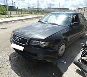 Įvykio vietoje. Sudaužytas &bdquo;Audi 100&ldquo;.