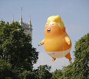 Londone į orą pakilo didžiulis &bdquo;Kūdikį Trumpą&ldquo; vaizduojantis balionas